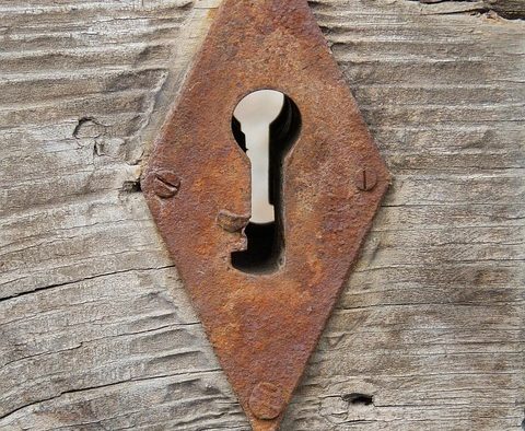 许可模型设计：从简单密钥到高级计量计费